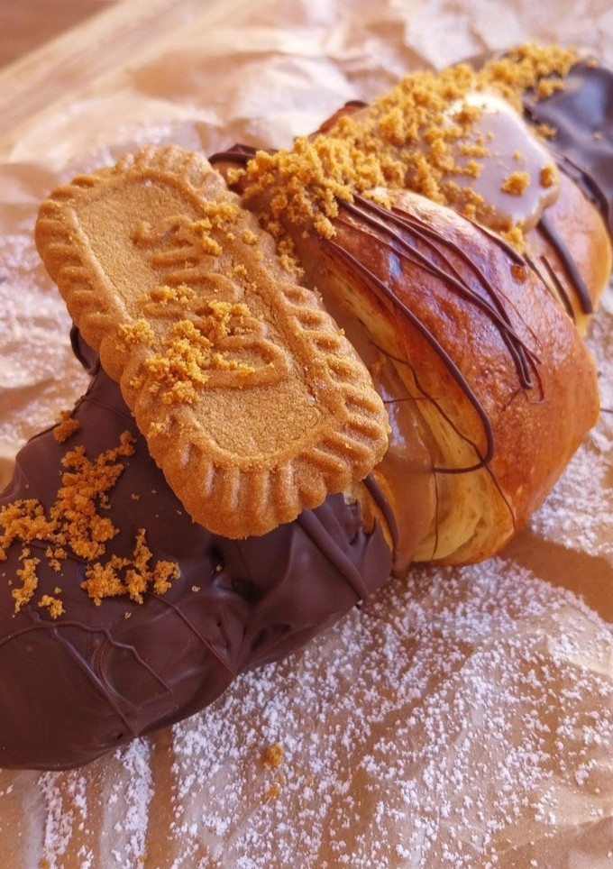 Una foto de Croissant de crema de galletas Lotus y chocolate