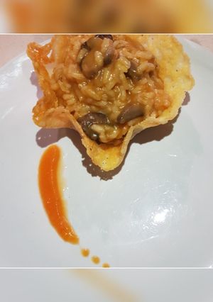 Foto di Cestino di parmigiano con risotto zucca e funghi