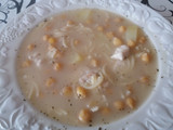 Sopa de garbanzos con fideos con pollo