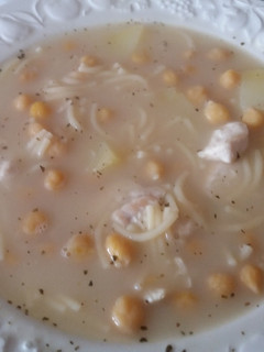 Una foto de Sopa de garbanzos con fideos con pollo