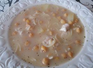 Una foto de Sopa de garbanzos con fideos con pollo