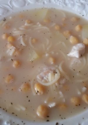 Foto principal de Sopa de garbanzos con fideos con pollo