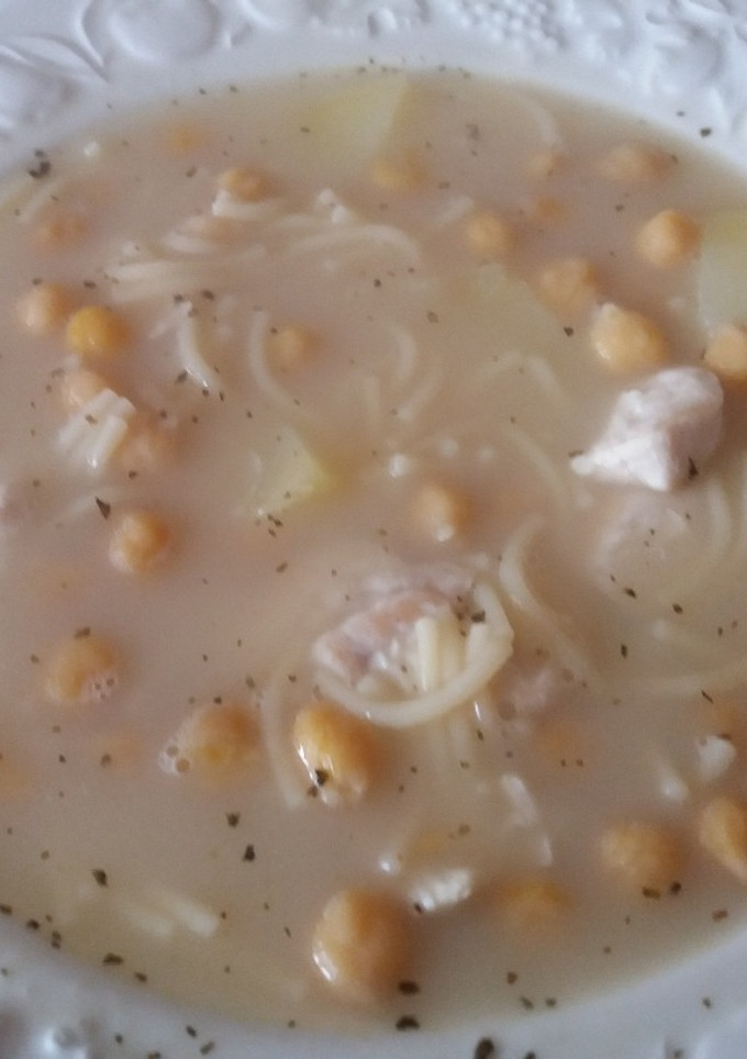 Una foto de Sopa de garbanzos con fideos con pollo