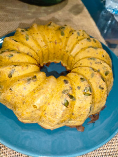 Una foto de Pan de calabaza con tomates secos y olivas negras