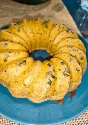Una foto de Pan de calabaza con tomates secos y olivas negras