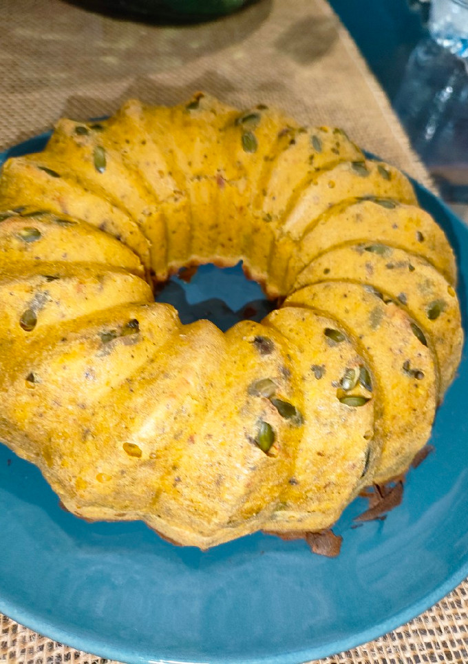 Una foto de Pan de calabaza con tomates secos y olivas negras