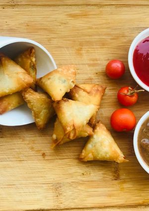 A picture of One bite beef samosa.
