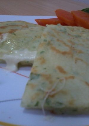 Una foto de Waffle salado con queso escondido