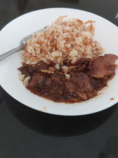 A picture of Rice,green peas,saùtè steak meat.