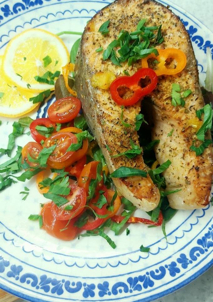 Запечений стейк з сьомги з овочами