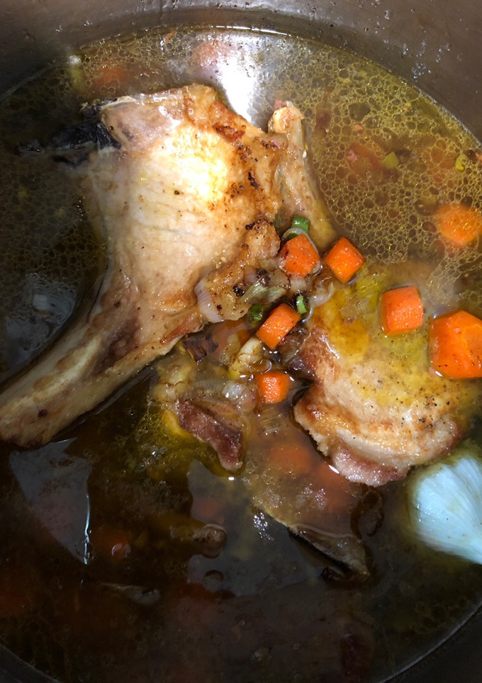 Una foto de Chuletas de cerdo en salsa