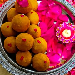 Panjiri Laddu recipe from flour and gram flour A picture of Panjiri Laddu recipe from flour and gram flour.