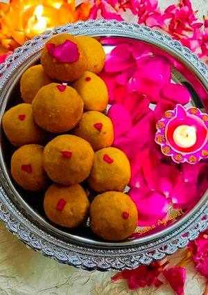A picture of Panjiri Laddu recipe from flour and gram flour.