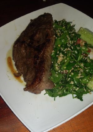 Una foto de Bife de lomo a la pimienta con tabuleh