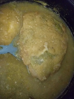 Una foto de Nopales capeados en salsa verde