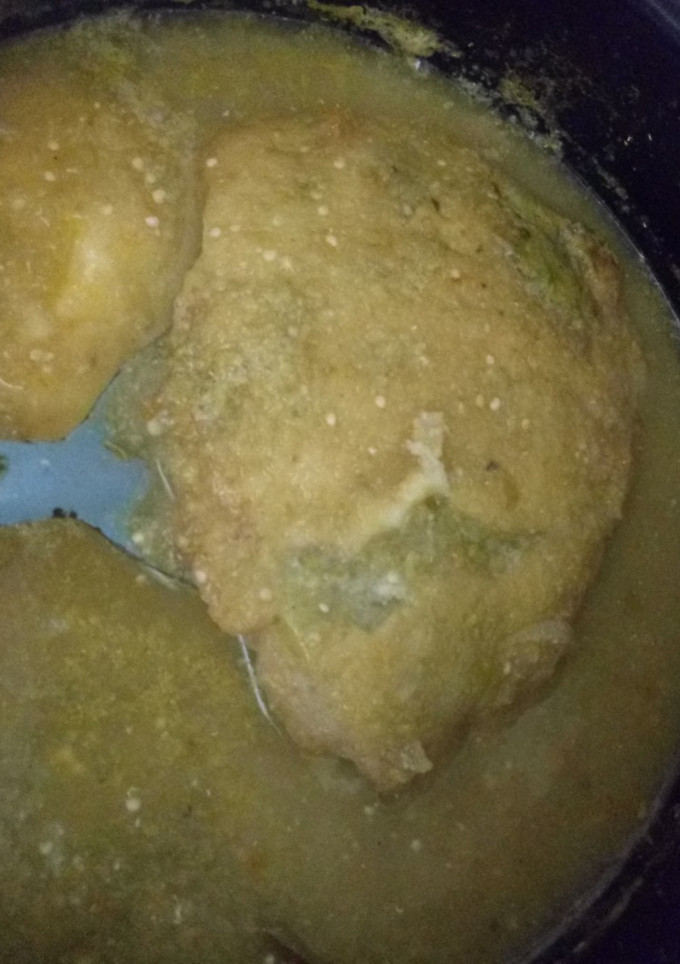 Una foto de Nopales capeados en salsa verde