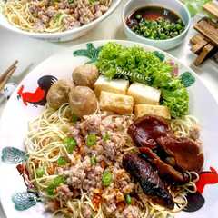 A picture of Singapore Bak Chor Mee.