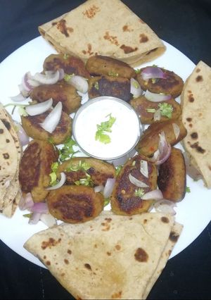 A picture of Gola kabab.