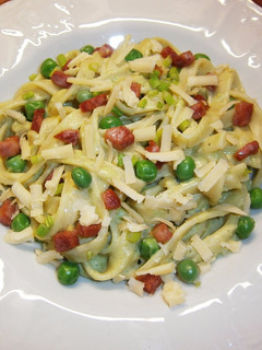 Zöldborsókrémes tagliatelle pirított sonkával recept fotója
