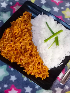 સ્પાઈસી મેગી રાઈસ (Spicy Maggi Rice Recipe In Gujarati) રેસીપી મુખ્ય ફોટો