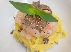 Foto di Tagliolini al crudo di scampi e tartufo nero