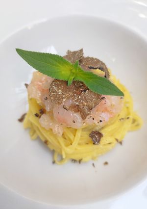 Foto di Tagliolini al crudo di scampi e tartufo nero