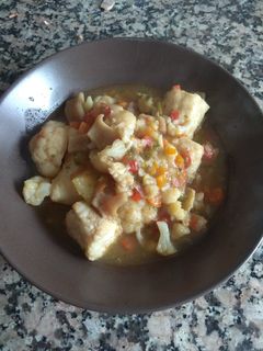 Una foto de Guiso de merluza, pota y coliflor