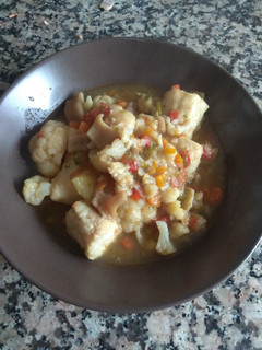 Una foto de Guiso de merluza, pota y coliflor