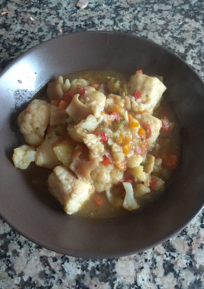 Una foto de Guiso de merluza, pota y coliflor