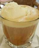 Café helado de leche merengada con licor de canela