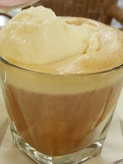 Una foto de Café helado de leche merengada con licor de canela
