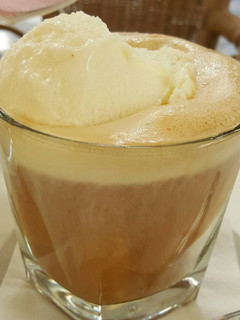Una foto de Café helado de leche merengada con licor de canela