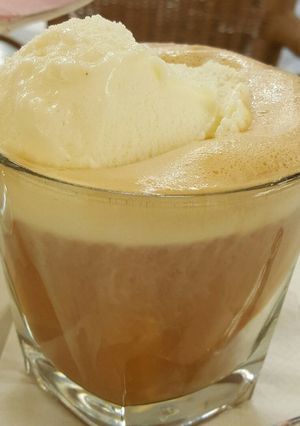 Una foto de Café helado de leche merengada con licor de canela
