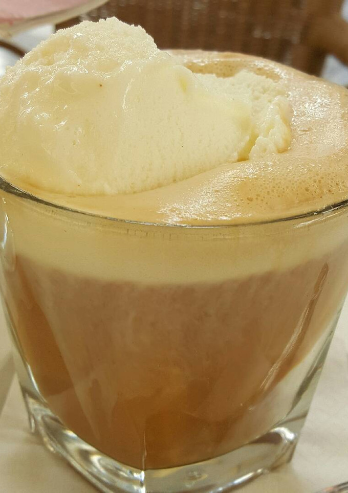 Una foto de Café helado de leche merengada con licor de canela