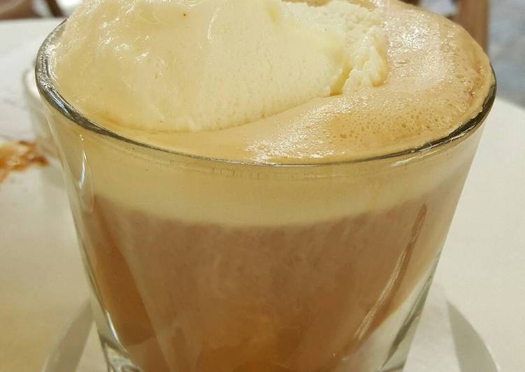 Café helado de leche merengada con licor de canela
