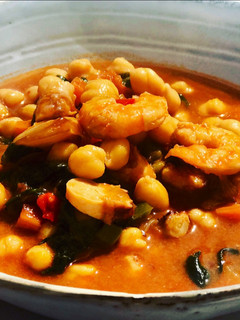 Una foto de Potaje de garbanzos con pulpo y langostinos 🦐 (versión diferente para Cuaresma)