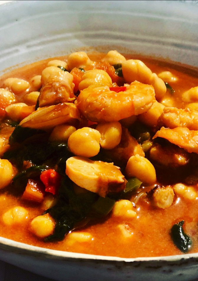 Una foto de Potaje de garbanzos con pulpo y langostinos 🦐 (versión diferente para Cuaresma)