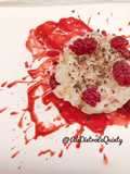 Tartare di gamberi con coulis di lamponi e scaglie di cioccolato