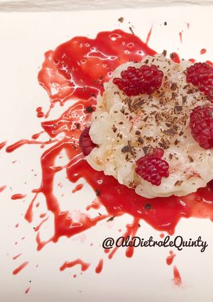 Foto di Tartare di gamberi con coulis di lamponi e scaglie di cioccolato
