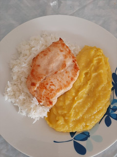 Una foto de Puré de papas y zapallo con milanesa