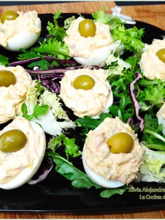 Una foto de Huevos rellenos con atún