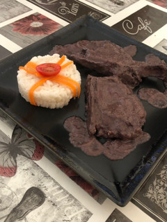 Una foto de Chuletas de cerdo a la importancia con timbal de arroz blanco