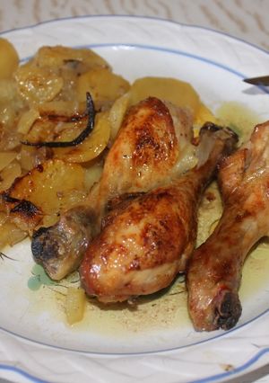 Una foto de Muslos de pollo al horno con cerveza