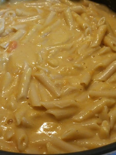 Una foto de Macarrones en salsa de calabaza naranja 🤤