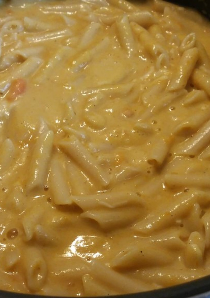 Una foto de Macarrones en salsa de calabaza naranja 🤤