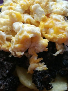 Una foto de Huevos revueltos, con morcilla y patatas!!😋🍽