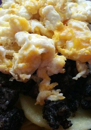 Foto principal de Huevos revueltos, con morcilla y patatas!!😋🍽