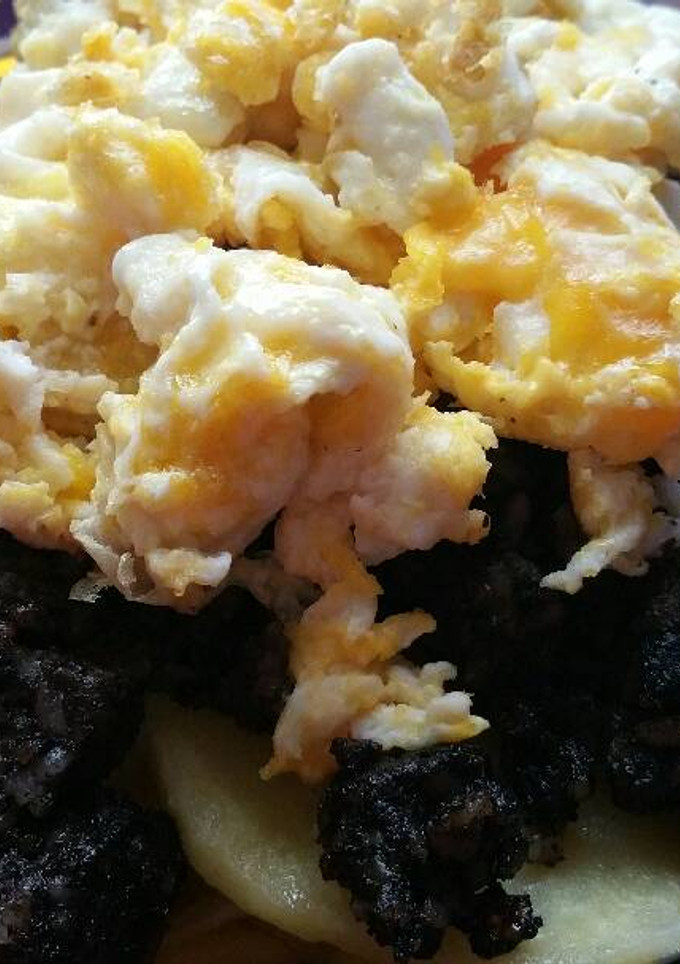 Una foto de Huevos revueltos, con morcilla y patatas!!😋🍽