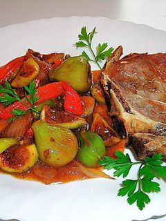 Una foto de Entrecot de cerdo con higos verdes en salsa