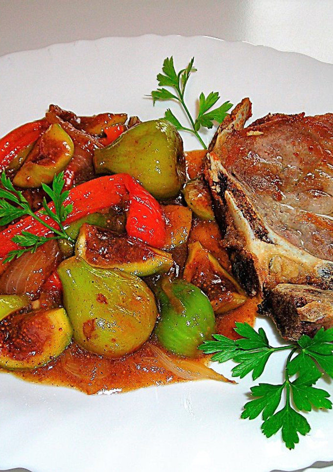 Una foto de Entrecot de cerdo con higos verdes en salsa